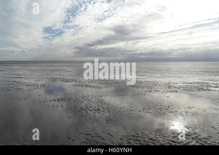 Giornata di sole bianco nubi stratocumulus, vista guardando verso sud, bianco sole riflettendo distesa di ondulazioni di sabbia spiaggia di sabbia, Fairhaven, REGNO UNITO Foto Stock