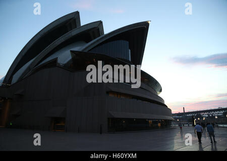 Vista posteriore della Opera House di Sydney al tramonto. Foto Stock