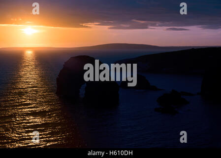 Bel tramonto sopra la roccia vergine e ballybunion costa sull'Atlantico selvatico modo Foto Stock