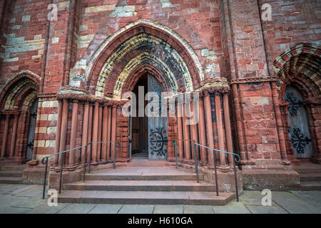 L'ingresso a San Magnus Cathedral a Kirkwall, Orkney continentale, Scotland, Regno Unito Foto Stock