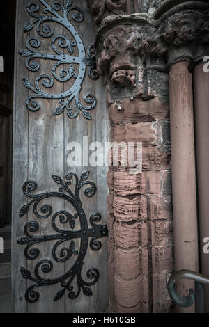Il eroso portale in pietra di San Magnus Cathedral a Kirkwall, Orkney continentale, Scotland, Regno Unito Foto Stock