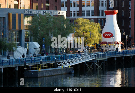 Il museo dei bambini e il cofano bottiglia di latte, Fort Point Channel, Seaport District, Boston, Massachusetts Foto Stock