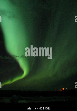 Spettacolare aurora boreale lampeggiante su Jokulsarlon laguna glaciale nel sud dell'Islanda Foto Stock