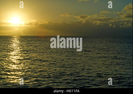 Tramonto sulla spiaggia di Waimea sulla isola di Oahu, Hawaii Foto Stock