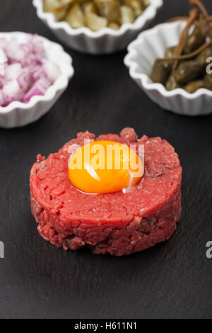 Tartare di manzo con decorazione Foto Stock