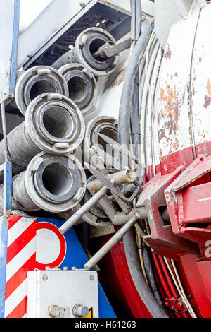 Tubo per acqua con accoppiamenti ammucchiate sul carrello di liquame di aspirazione o tubo di scarico. Foto Stock