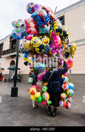 Vendita di palloncini nel centro storico della città di Lima, Perù. Foto Stock