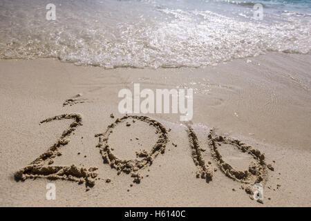 Fine del 2016 Anno nuovo anno celebrazione sulla spiaggia del mare concept Foto Stock