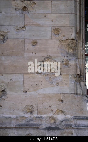 Parete con pistola sparato fori nel Palais de Justice in place du Marechal Foch, Rouen, Haute Normandie, Normandia, Francia Foto Stock