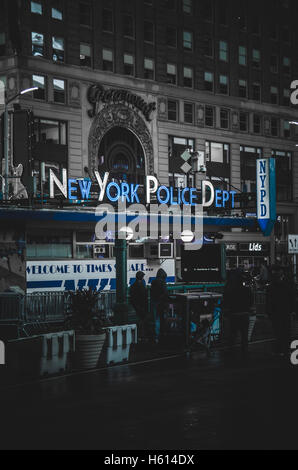 Il New York Police Department segno di notte, la città di New York, New York, Stati Uniti d'America
