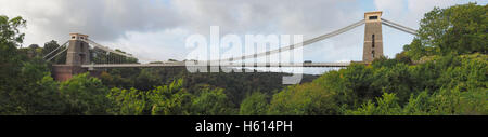 Ampia vista panoramica di Clifton Suspension Bridge spanning the Avon Gorge e il fiume Avon progettata da Brunel e completato nel 1864 Foto Stock