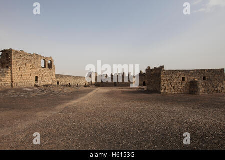 Rovine di Qasr al-Azraq costruita dal Ayyubids nel XIII secolo utilizzando localmente basalto cavato situato in provincia di Zarqa Governatorato nel centro-est della Giordania Foto Stock