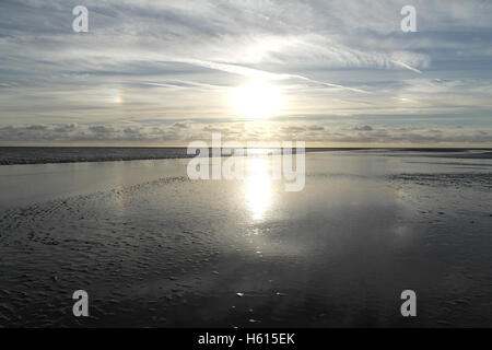 Cirrus blu cielo con nuvole arcobaleno, sopra la spiaggia di sabbia con acqua di mare, canale a bianco sole sprofonda stratocumulus, Fairhaven, Lytham Foto Stock