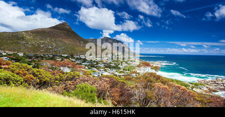 Cape Town paesaggio panoramico, Camps Bay e testa di leone di montagna, bella città costiera, famoso luogo turistico, Sud Africa Foto Stock