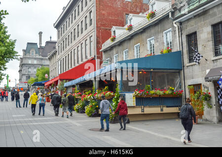 Montreal, Canada - 11 Giugno 2016: luogo popolare Jacques Cartier street nel vecchio porto. La gente può essere visto in giro. Foto Stock