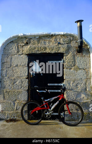 Red Bike e Fisherman's capanna in Portland Foto Stock