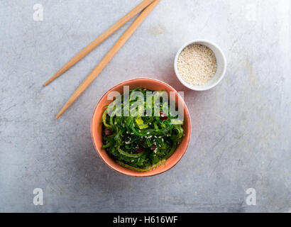 Wakame servita con semi di sesamo shot dal di sopra Foto Stock