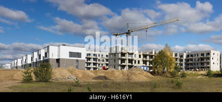 VILNIUS, Lituania - 16 ottobre 2016: Il grande sito di costruzione di case nel campo del vicino alla nuova zona di capitale di Pilaite. Constr Foto Stock