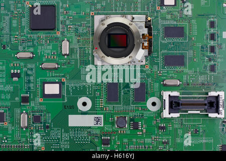 Il grande controllo lo schema elettronico per la gestione di sensori ottici e lenti. Abstract tecnologico di produzione di massa backgroun Foto Stock