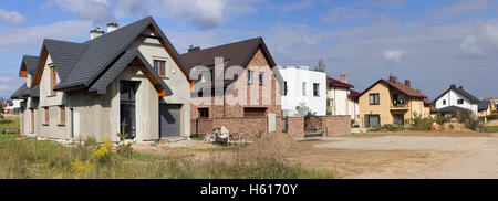 VILNIUS, Lituania - 25 settembre 2016: nuovo villaggio europeo street prospettiva - edilizia e costruzione di moderni techn Foto Stock