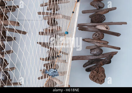 Corralejo, Fuerteventura, Isole Canarie, Nord Africa, Spagna: una rete da pesca appesa al muro come decorazione di interni Foto Stock