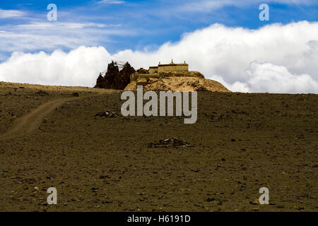 Monastero di Chiu Gompa su una montagna sopra il lago Manasarovar. Tibet, Cina. Foto Stock