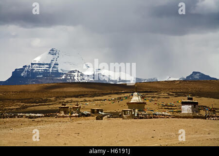 Mt. Kailash dal monastero di Chiu, lago Manasarovar, Tibet, Cina. Foto Stock