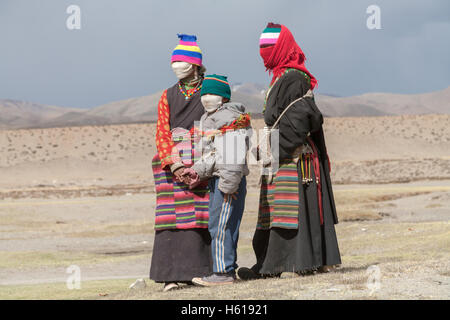 Pellegrini tibetani. Lago Manasarovar. Tibet, Cina. Foto Stock
