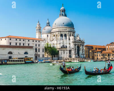 Tradizionali gondole sul Canal Grande con la sua storica Basilica di Santa Maria della Salute in background, Venezia, Italia Foto Stock