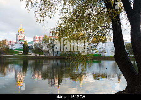 Il Convento Novodevichy nello stagno con la riflessione Foto Stock