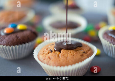 Fatti in casa muffin al cioccolato con glassa Foto Stock