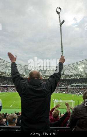Fisicamente disabili tifoso celebra il West Ham Premier League vittoria contro il Sunderland presso il London Olympic Stadium Foto Stock