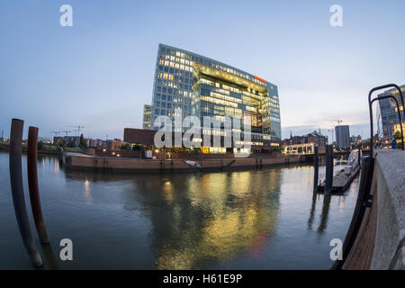 Amburgo, ufficio principale edificio di Der Spiegel, sede della rivista al blue ora di sera Foto Stock