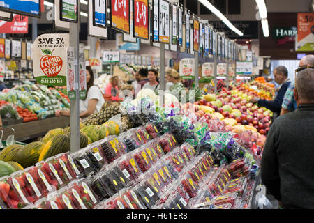 Frutta e verdura in vendita a Harris mercati agricoli supermercato store shop in Manly Beach,Sydney , Australia Foto Stock