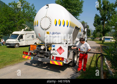 Melano, Svizzera -20 Maggio 2005: lavoratore rendendo la fornitura di gas su di un serbatoio nel giardino di una casa a Melano sulla Svizzera Foto Stock