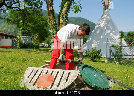 Melano, Svizzera -20 Maggio 2005: lavoratore rendendo la fornitura di gas su di un serbatoio nel giardino di una casa a Melano sulla Svizzera Foto Stock