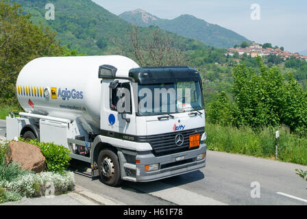 Breno, Svizzera - 20 Maggio 2005: Gas carrello su strada a valle del Malcantone nella parte italiana della Svizzera Foto Stock