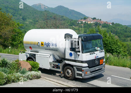 Breno, Svizzera - 20 Maggio 2005: Gas carrello su strada a valle del Malcantone nella parte italiana della Svizzera Foto Stock