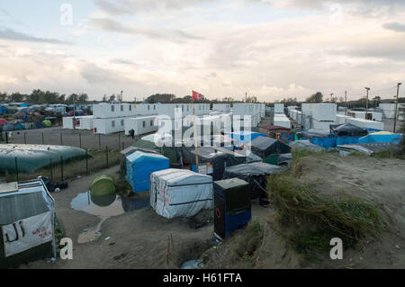 Vista generale GV di Calais 'Jungle' accampamento migranti da un alto punto di vantaggio sopra il campeggio Foto Stock