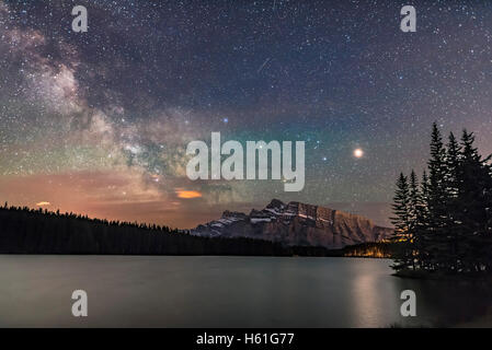 Marte, l'oggetto luminoso a destra, con Saturno a sinistra e Antares sotto Saturno in Scorpione, tutte al di sopra del Mt. Rundle, con il Foto Stock