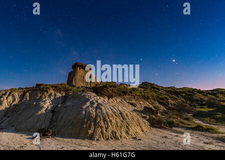 Marte (a destra) brilla vicino alla sua Maggio 22, 2016 in opposizione alla testa di scorpione oltre le terre desolate di dinosauro Provinci Foto Stock