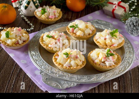 Holiday antipasto: canapes con bastoncini di granchio, formaggio e ananas sul Natale o Capodanno vacanza tabella. Foto Stock