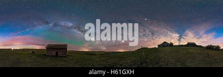 Quante fonti di skyglow puoi scegliere qui? • La Via Lattea • Airglow • inquinamento luminoso (troppo!) • Perpetual nord Foto Stock