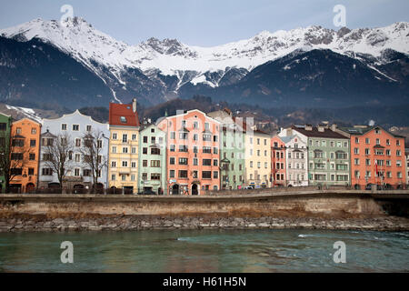 Mariahilf distretto lungo il fiume Inn, montagne Karwendel, capoluogo Innsbruck in Tirolo, Austria, Europa Foto Stock