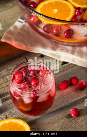 Mirtillo rosso Holiday punzone con fettine di arancia Foto Stock