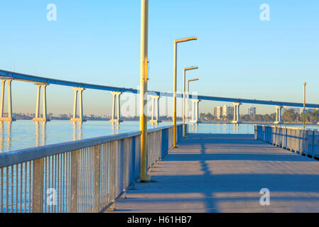 Il molo di osservazione. Il centro cittadino di San Diego, California, USA. Porto di San Diego e Coronado Bridge in background. Foto Stock