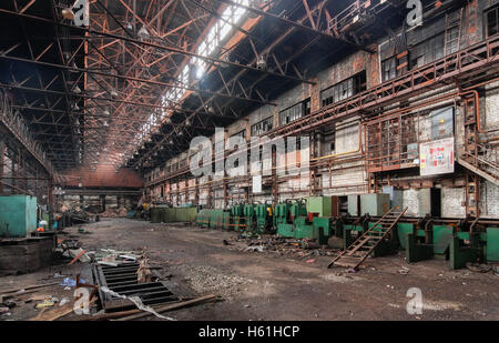 Industrial interior di una vecchia fabbrica abbandonata Foto Stock