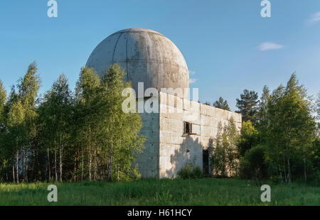 Antico e grande cupola di un radar antenna sul tetto della costruzione di una base militare Russa Foto Stock