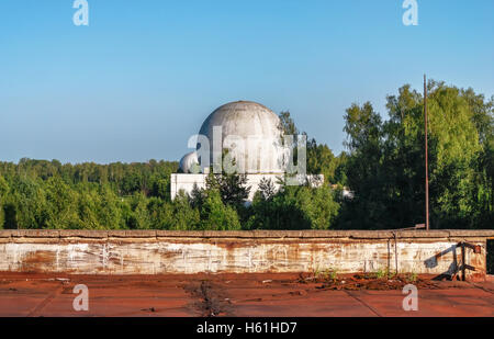 Antico e grande cupola di un antenna radar di una base militare Russa Foto Stock