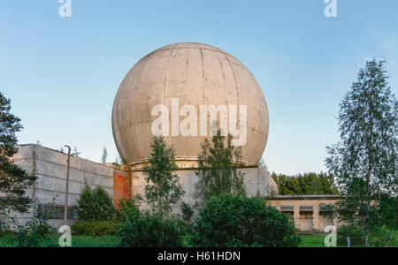 Antico e grande cupola di un radar antenna sul tetto della costruzione di una base militare Russa Foto Stock